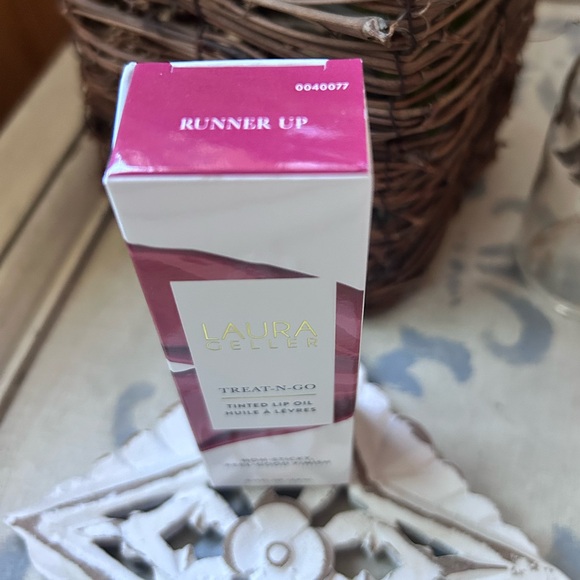LAURA GELLER Treat-N-Go Tinted Lip Oil in RUNNER UP Hydrating Lip Gloss Oil - Picture 3 of 6
